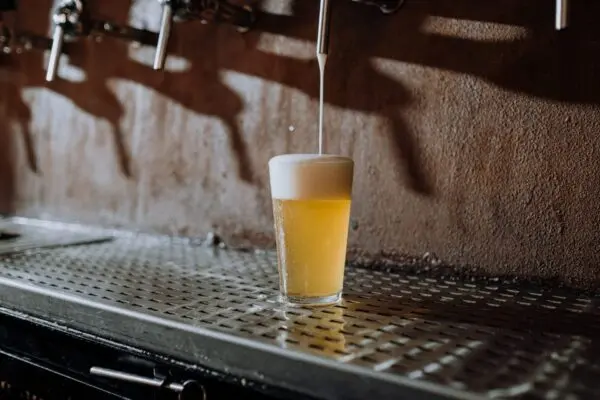 Un vaso de cerveza IPA que se está sirviendo.