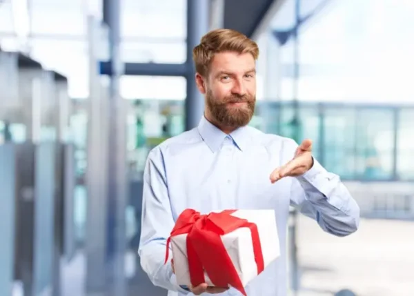 ChatGPT zei: Un homme blond tenant le plus beau cadeau dans ses mains.