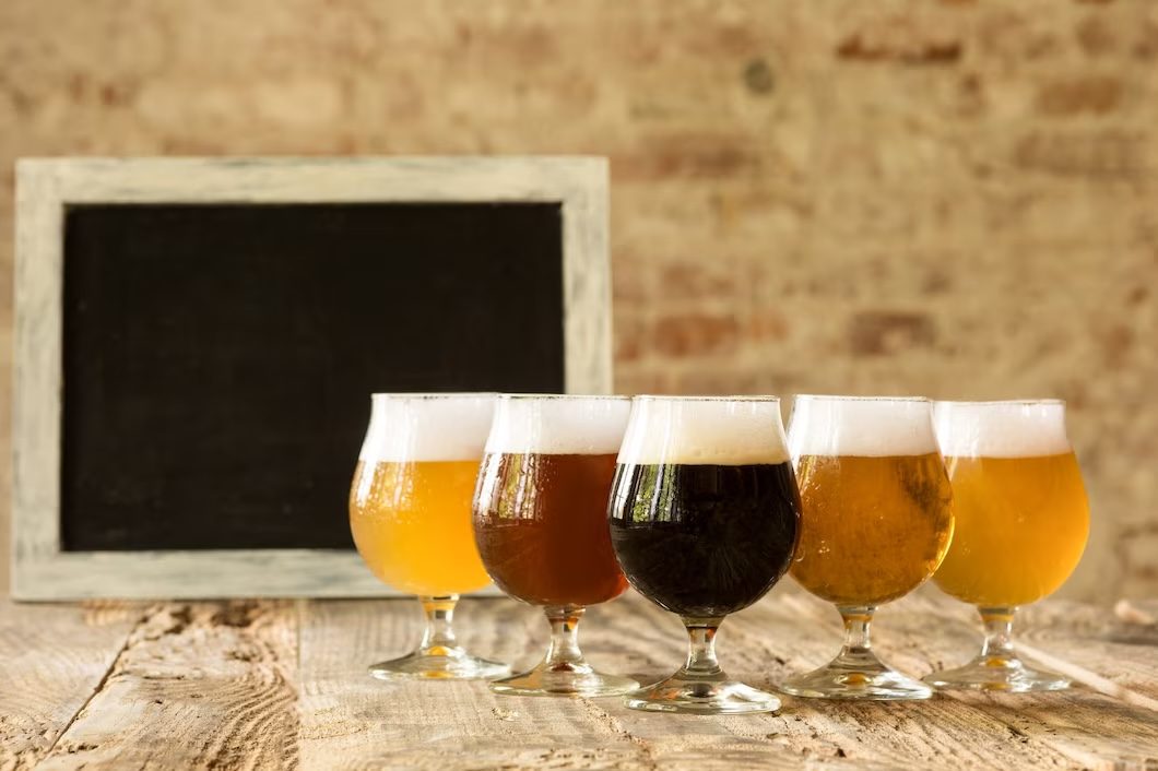 Bierglazen met verschillende soorten tripel bier