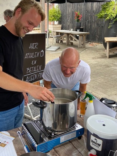 Bier brauen mit Vater - Vater und Sohn brauen Bier